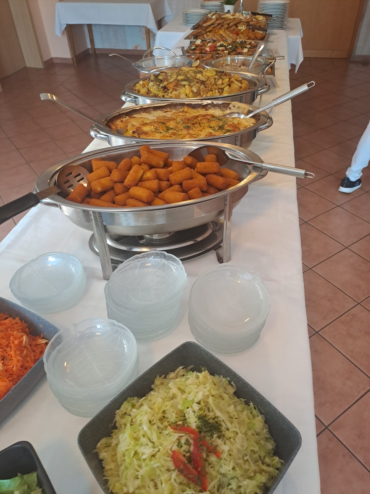 Warmes Buffet mit Kroketten, Gratin, Kartoffeln und frischen Salaten