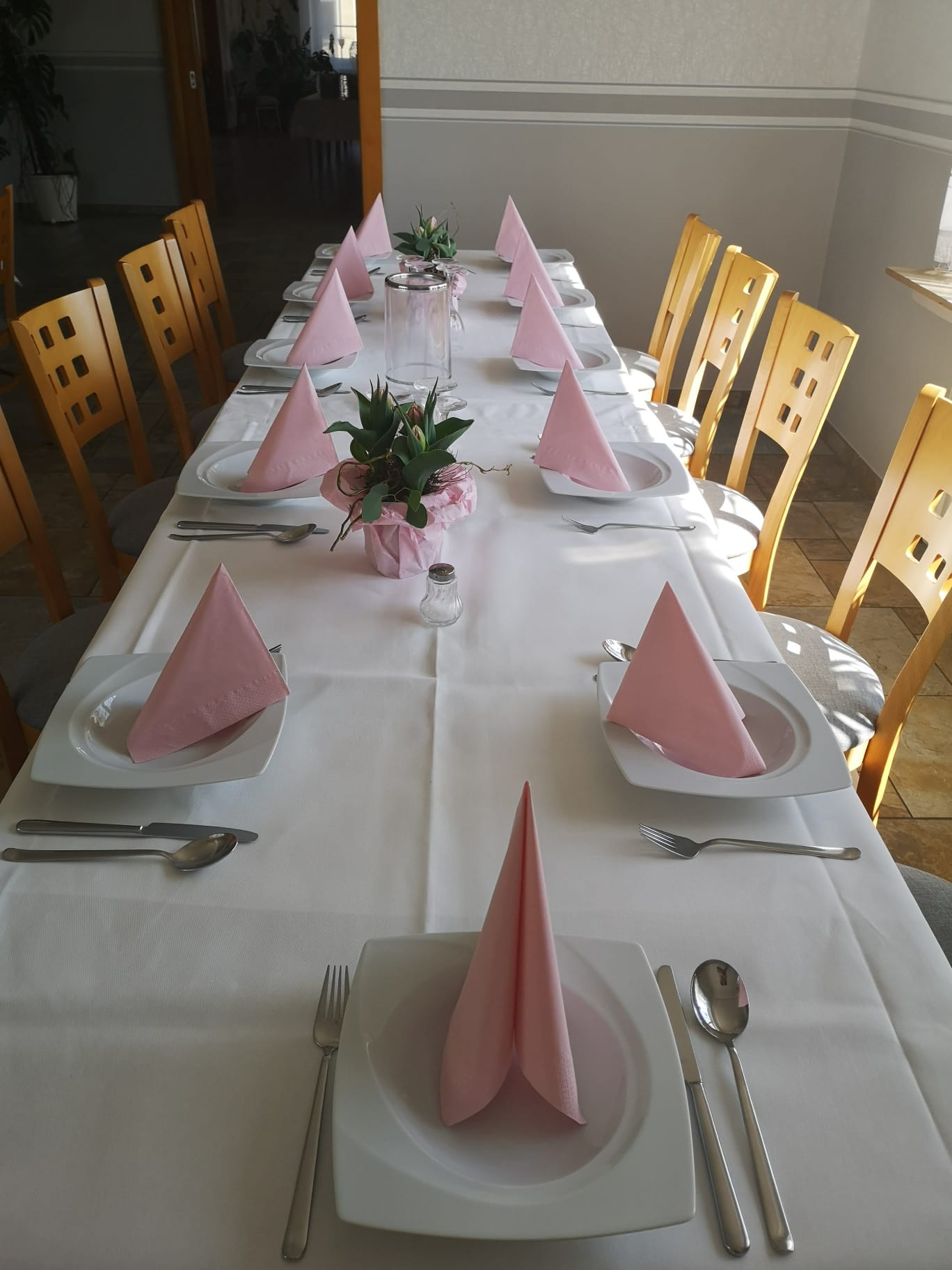 Großer Saal – lange Tafel mit rosa Servietten