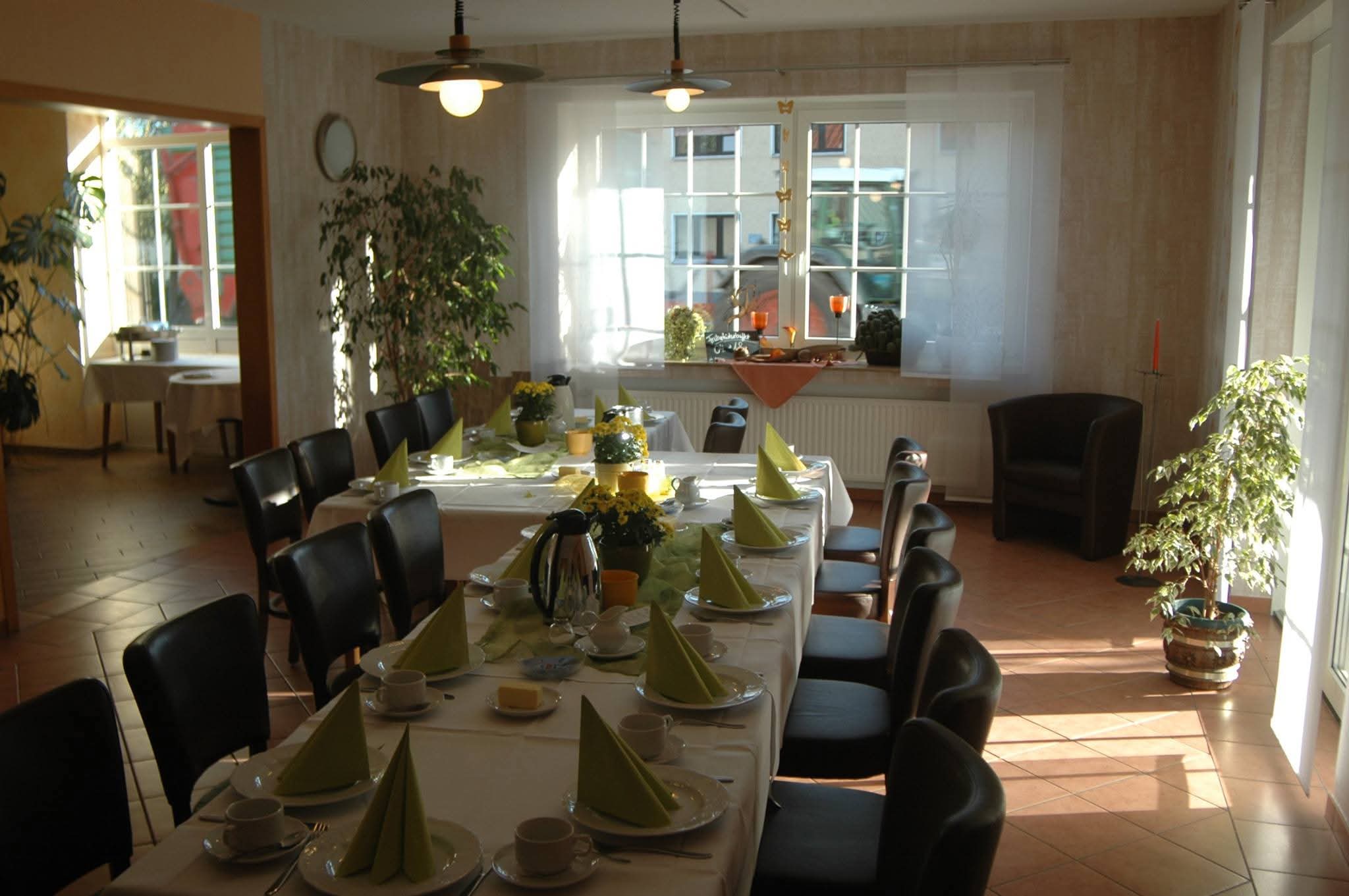 Kleiner Saal – gedeckte Tische mit Ledersesseln