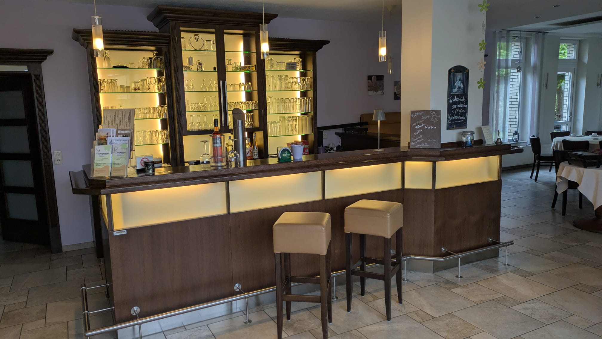 Neuer Saal – Theke mit beleuchteten Glasvitrinen